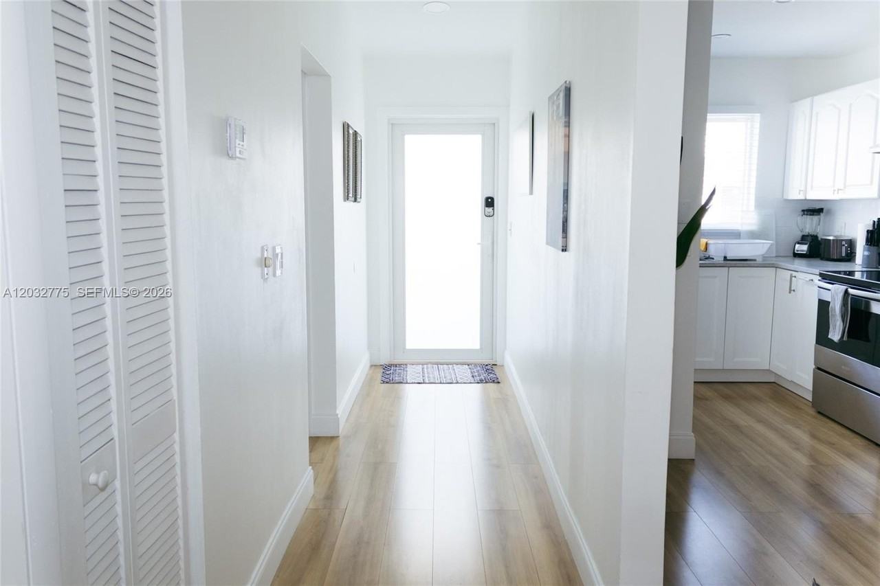 1126 Se 13th Ter - Photo 4 of 14