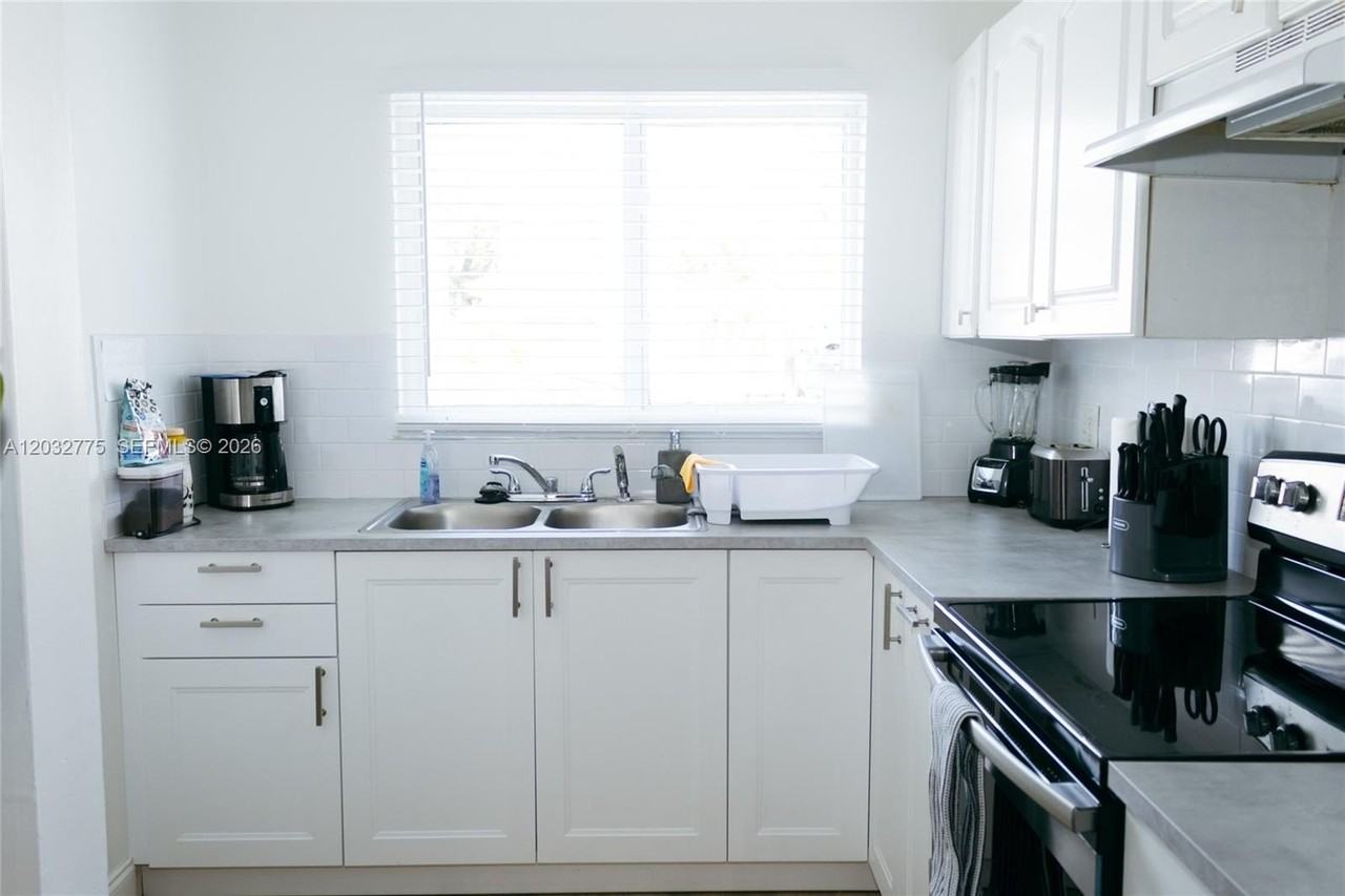 1126 Se 13th Ter - Photo 6 of 14