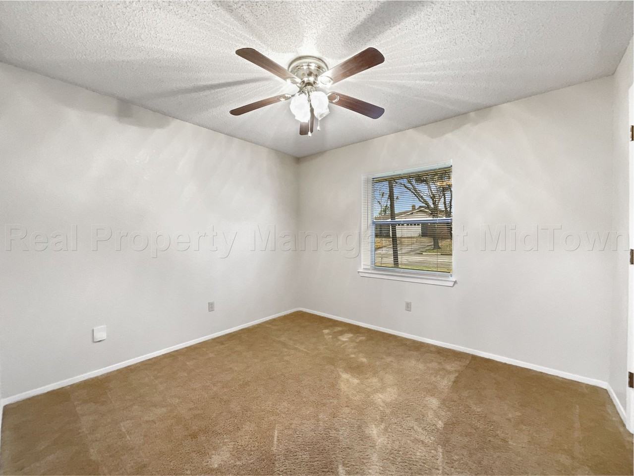 841 S Atkerson Ln - Photo 7 of 42