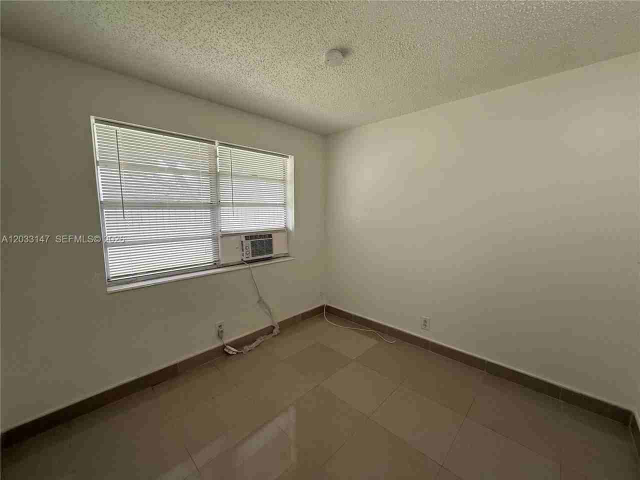 883 Ne 40th St #N - Photo 5 of 9