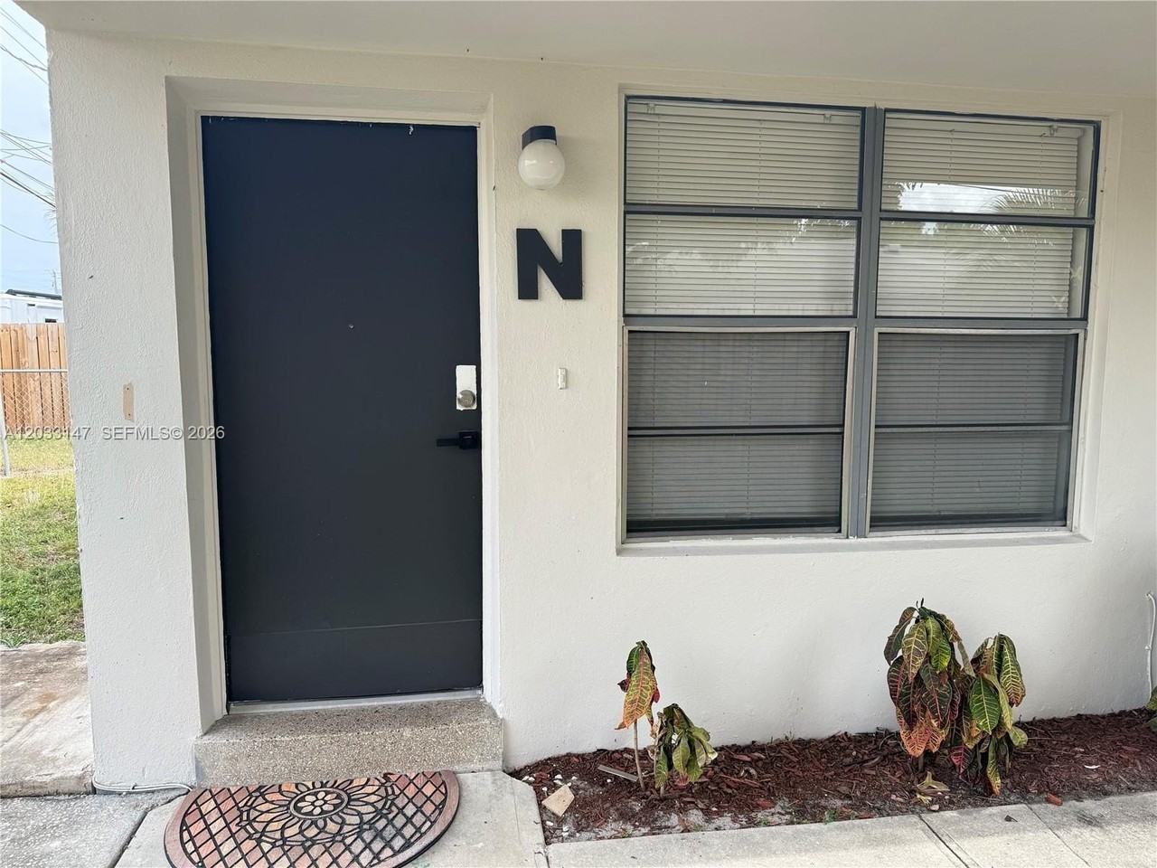 883 Ne 40th St #N - Photo 6 of 9