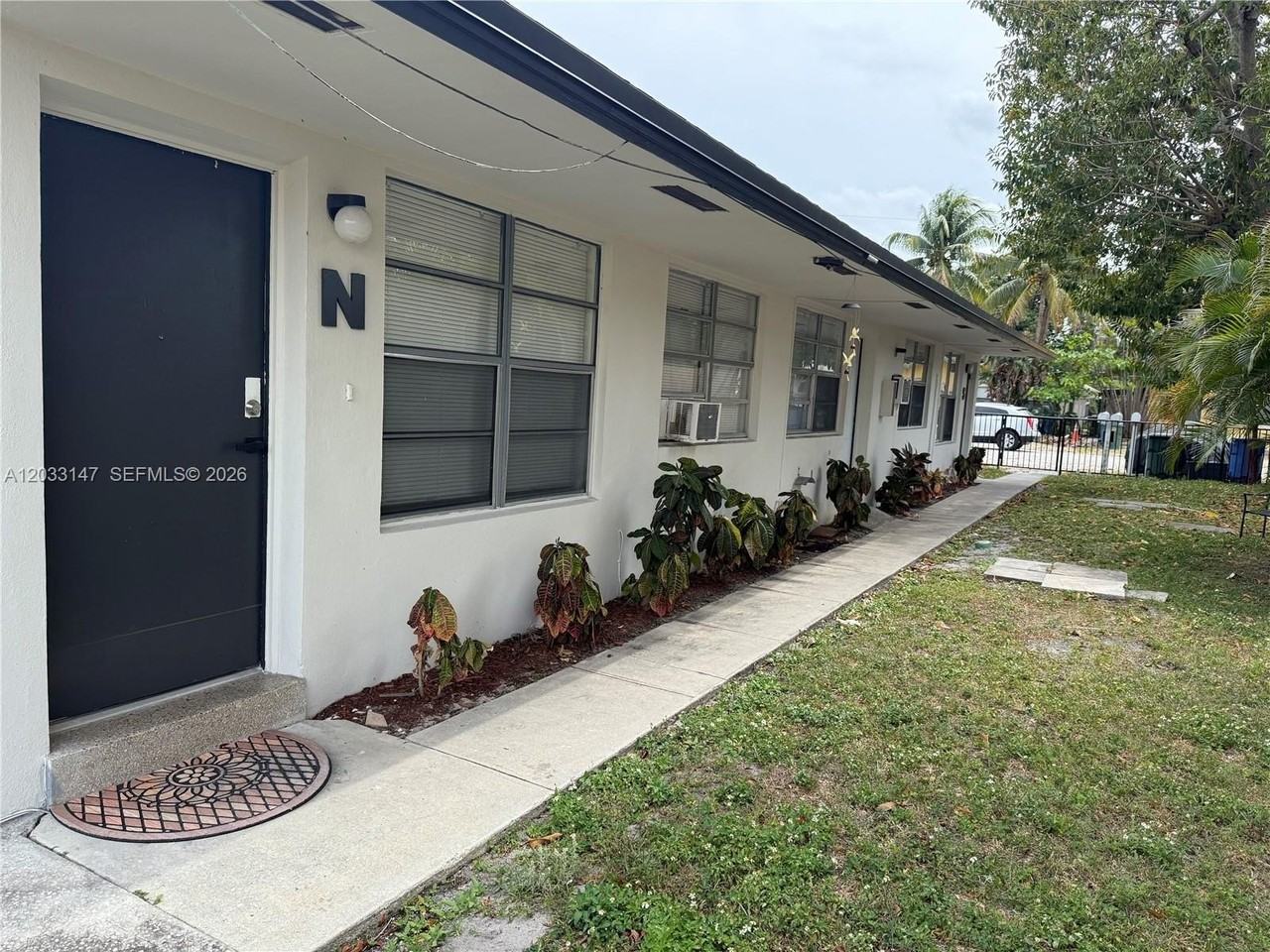 883 Ne 40th St #N - Photo 7 of 9