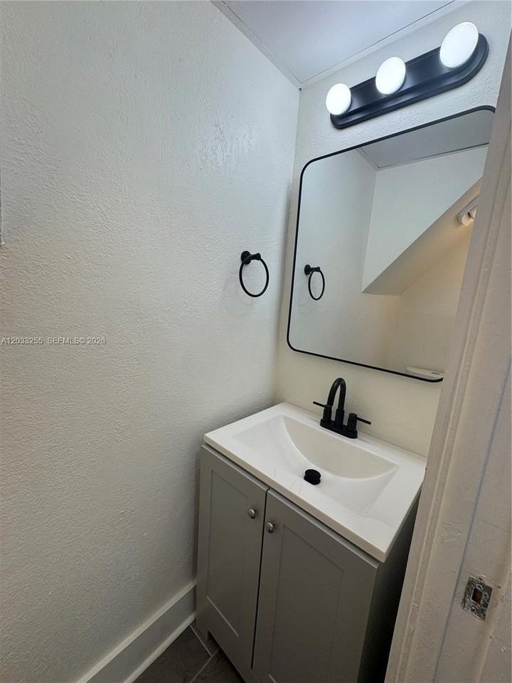 3011 Sw 1st Ave #9 - Photo 7 of 29