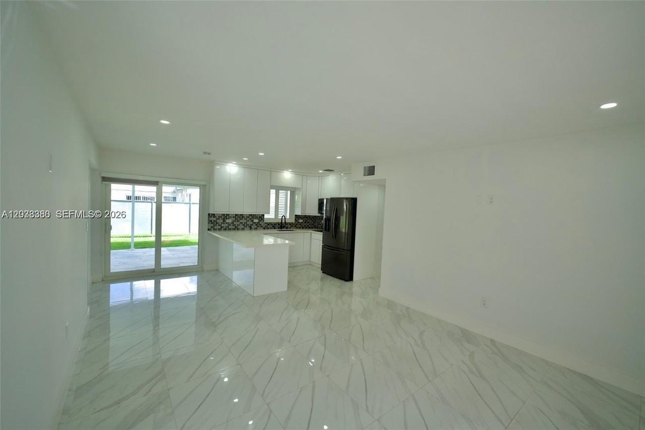 10381 Sw 32nd St #10381 - Photo 3 of 27