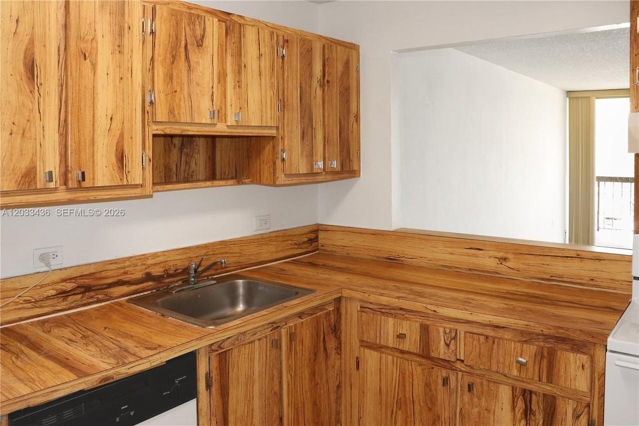 10425 Sw 112th Ave #204 - Photo 3 of 28