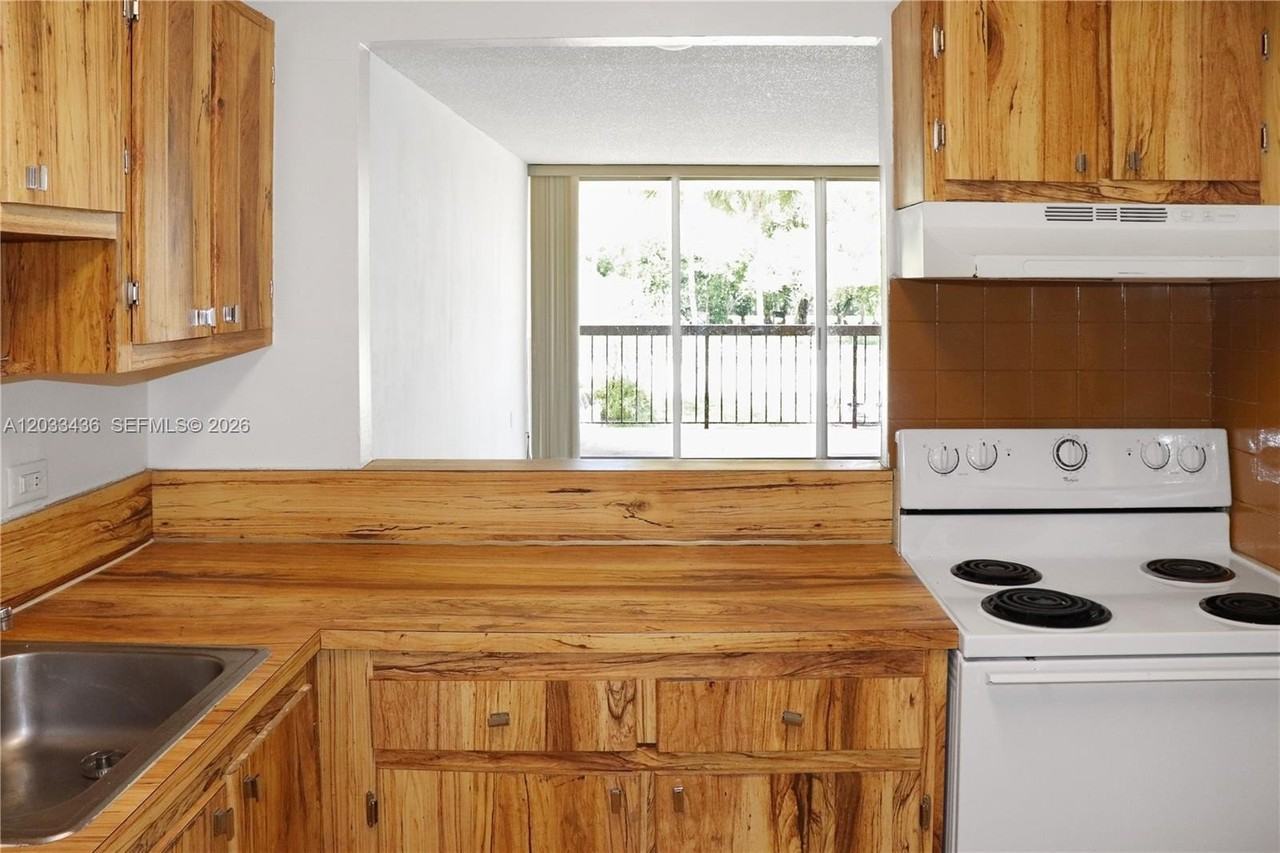 10425 Sw 112th Ave #204 - Photo 4 of 28