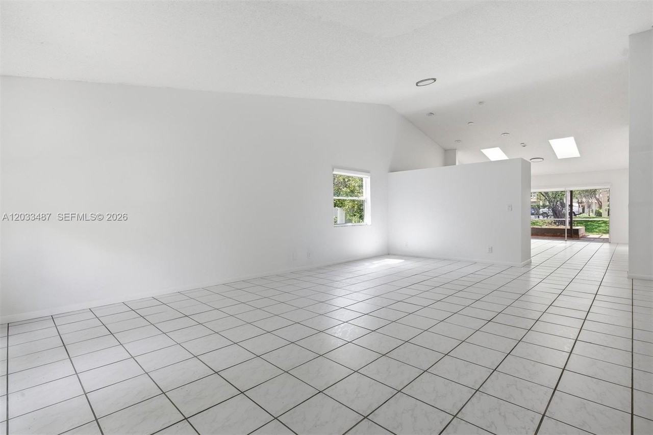 10633 Nw 32nd Ct - Photo 4 of 33