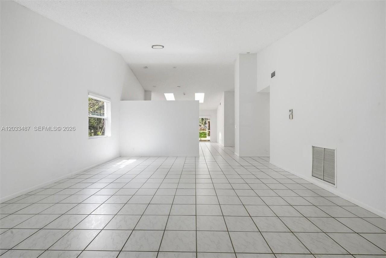 10633 Nw 32nd Ct - Photo 5 of 33