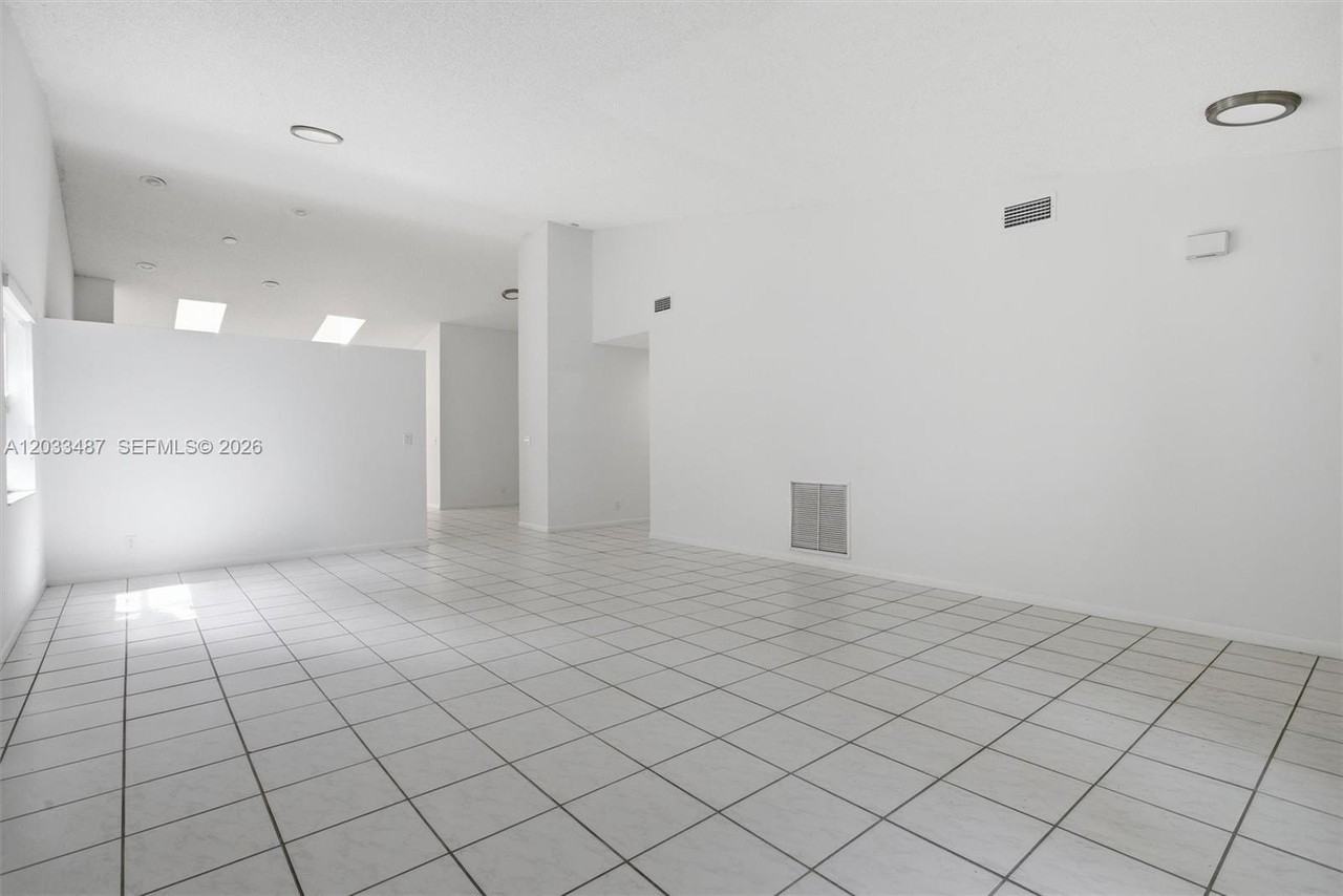 10633 Nw 32nd Ct - Photo 6 of 33