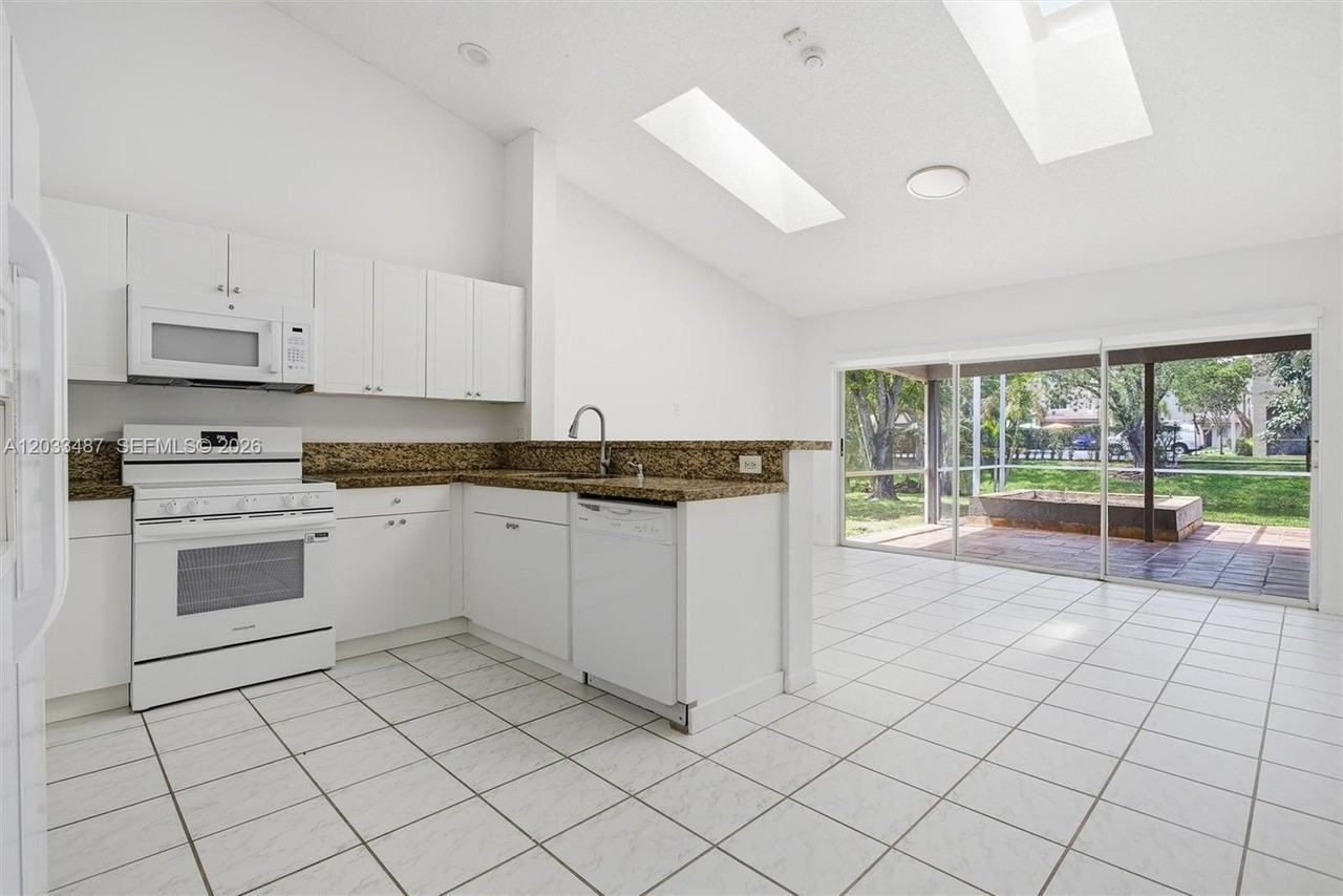 10633 Nw 32nd Ct - Photo 7 of 33
