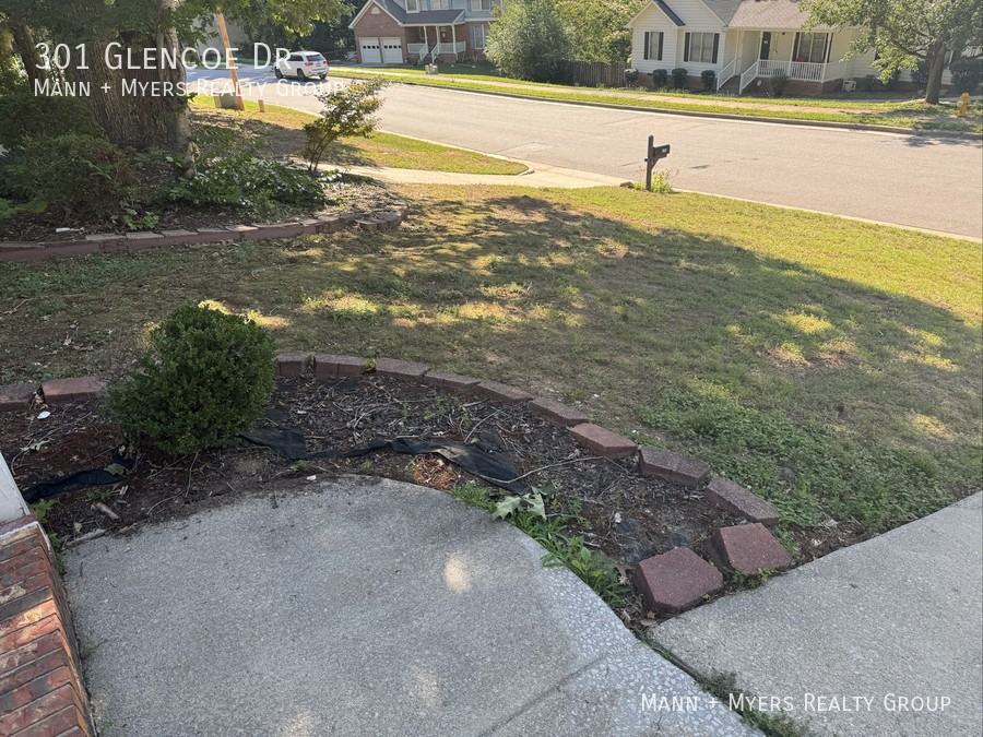 301 Glencoe Dr - Photo 2 of 20