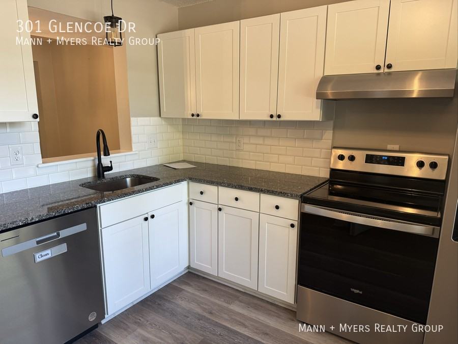 301 Glencoe Dr - Photo 3 of 20