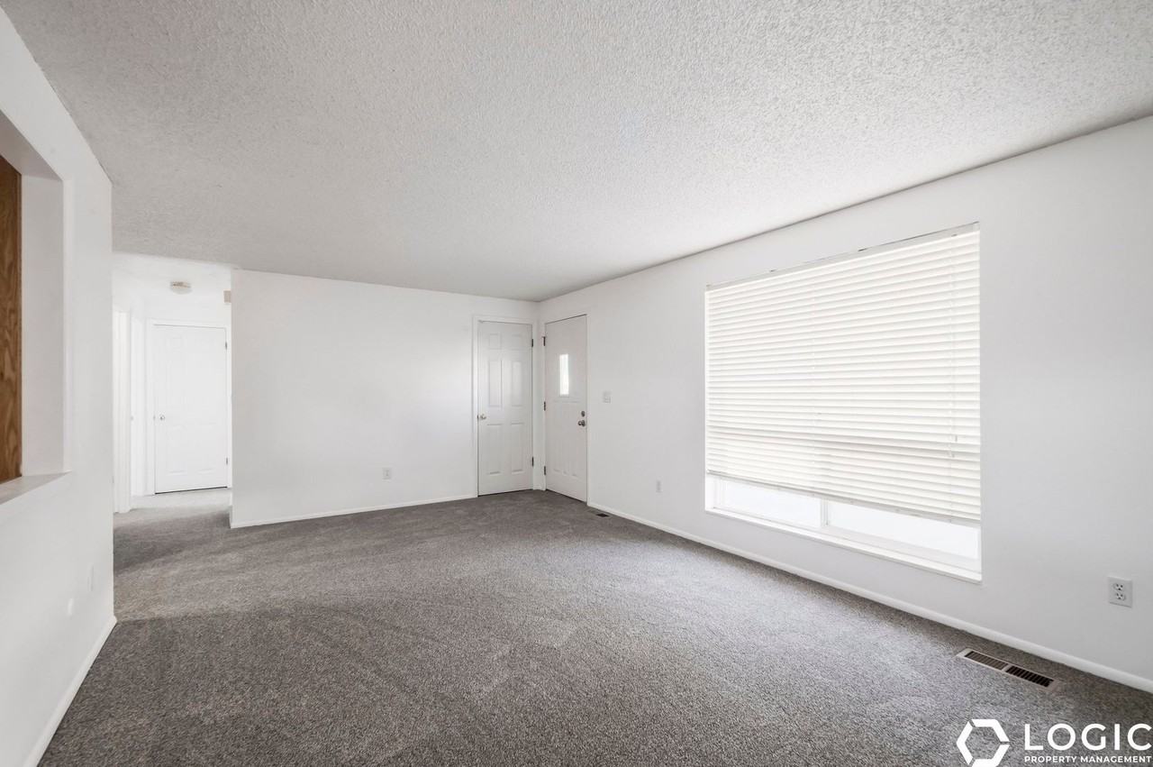 4247 S 2450 W - Photo 3 of 21
