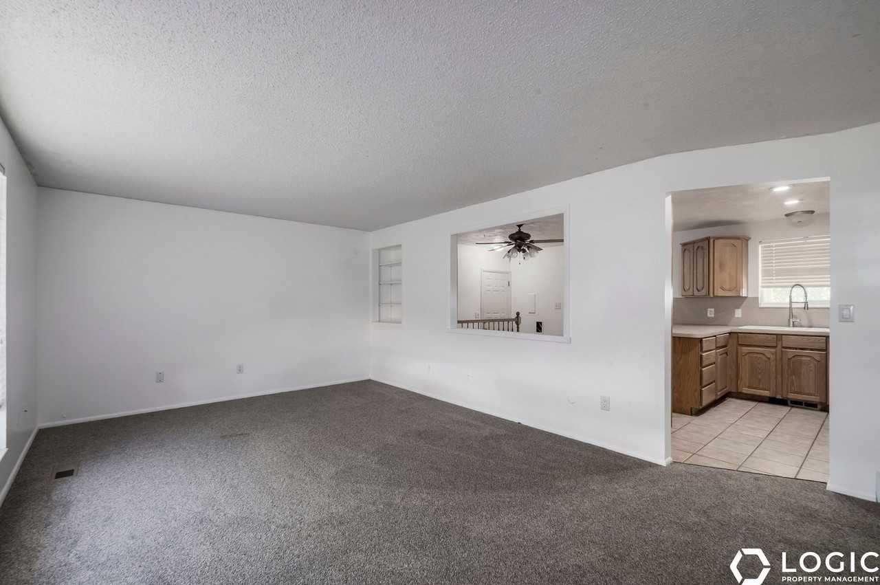 4247 S 2450 W - Photo 4 of 21
