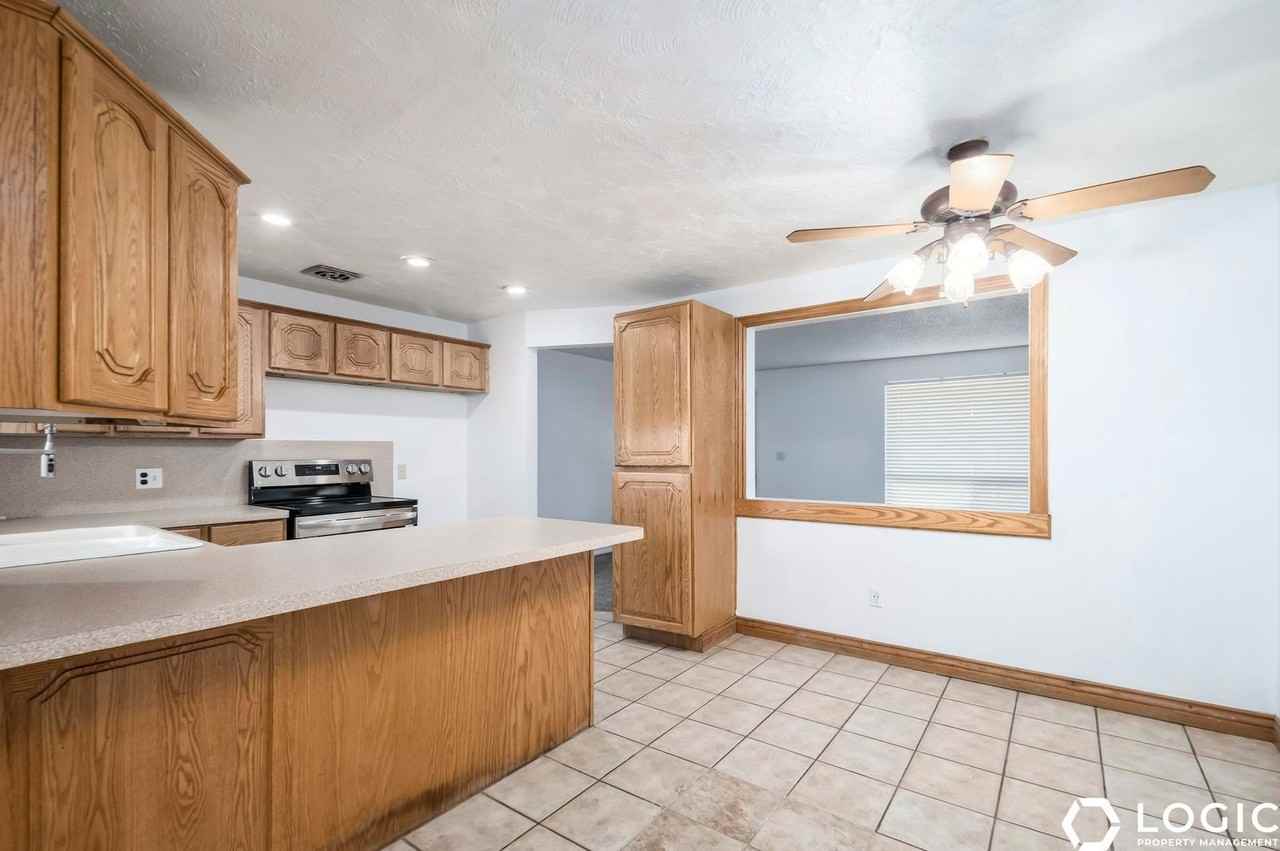 4247 S 2450 W - Photo 5 of 21