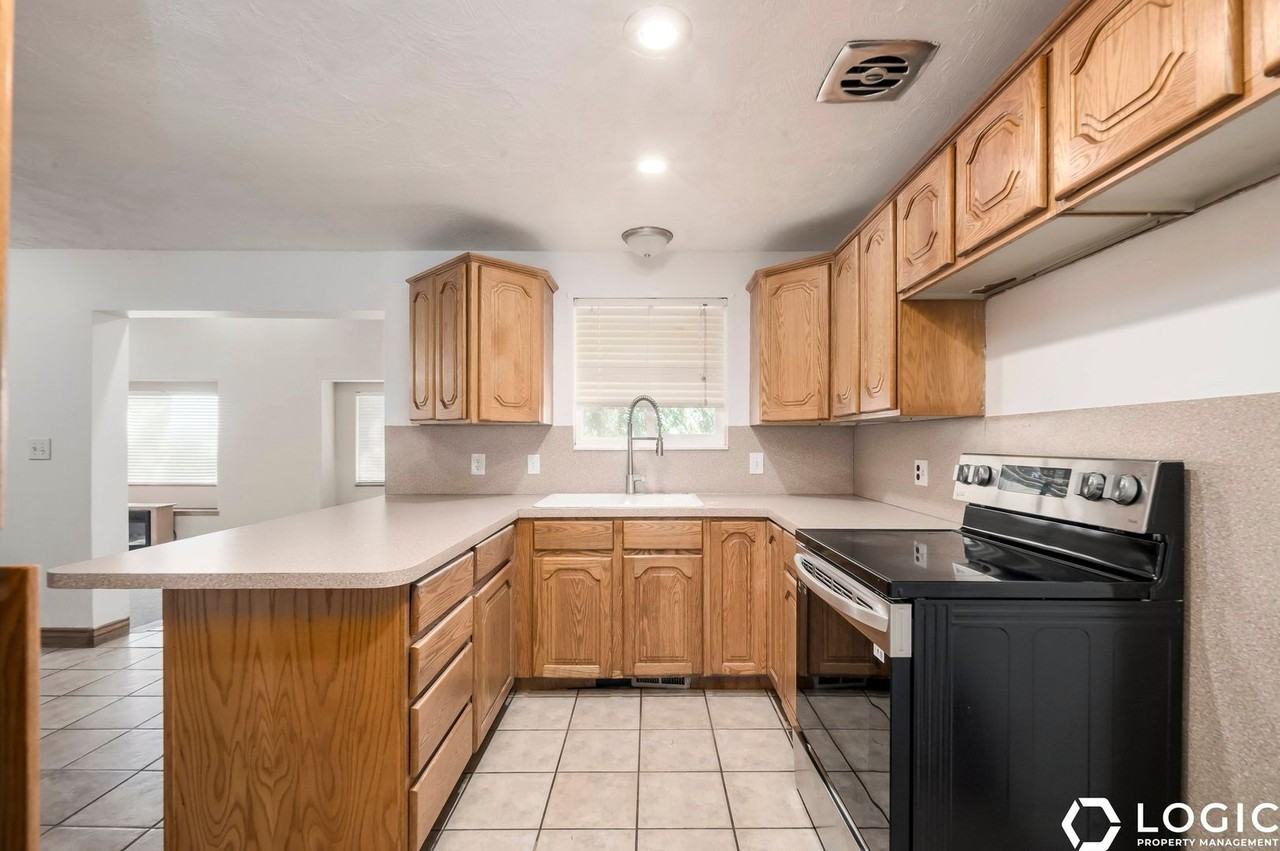 4247 S 2450 W - Photo 6 of 21