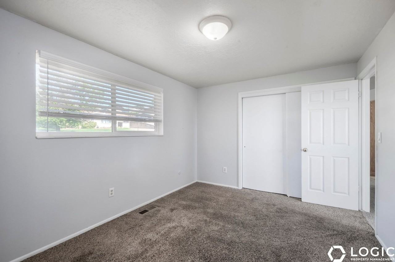 4247 S 2450 W - Photo 7 of 21