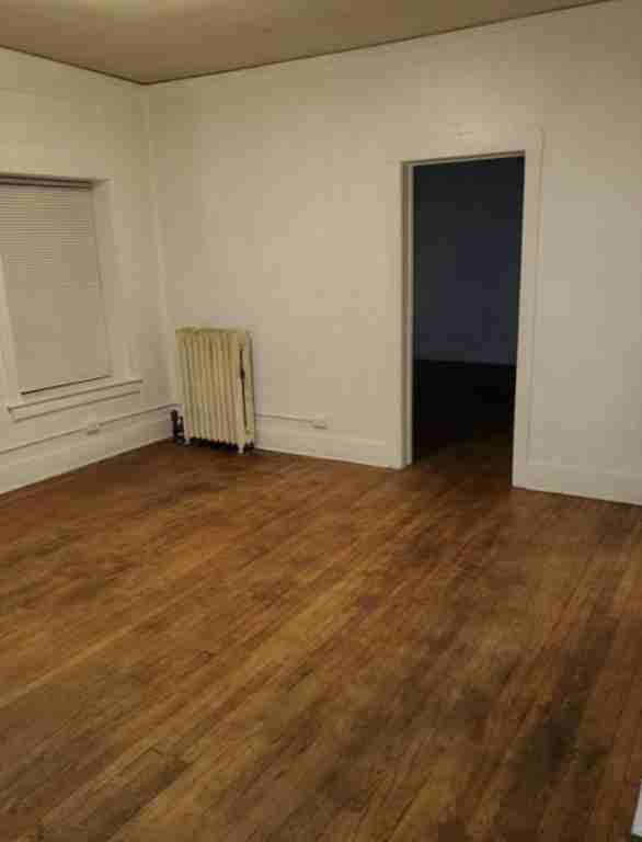 202 1/2 W Main St