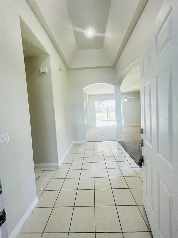 1738 Golfview Dr - Photo 4 of 32