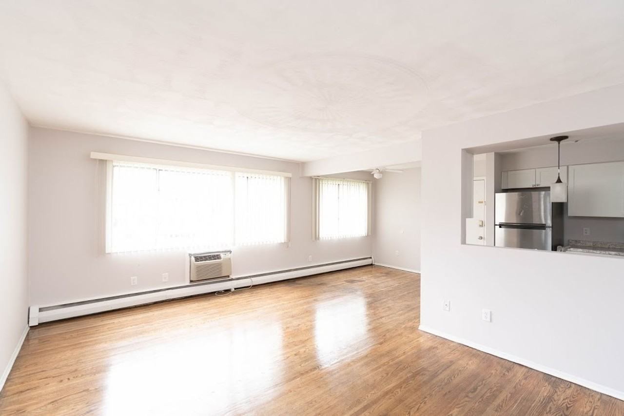 154 Woodhill Dr #1 - Photo 3 of 12