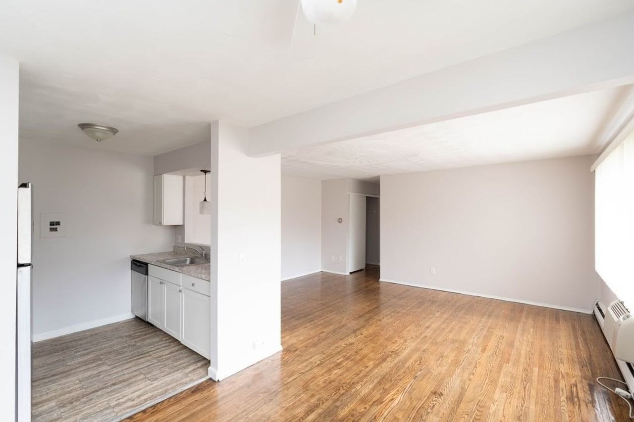154 Woodhill Dr #1 - Photo 4 of 12