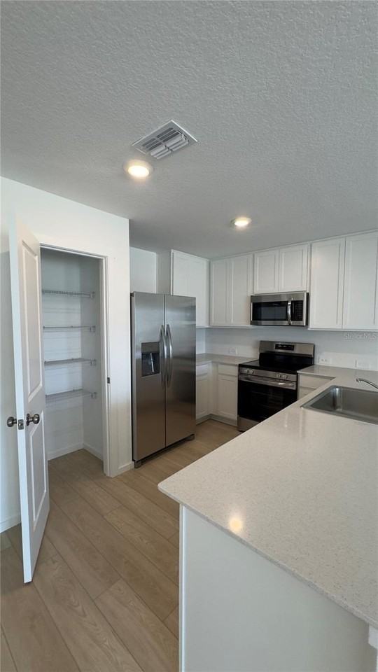 831 Lynx St - Photo 5 of 30