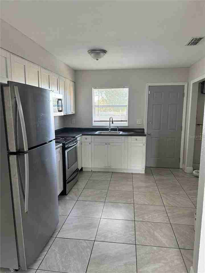 1112 Martin St #C - Photo 3 of 11