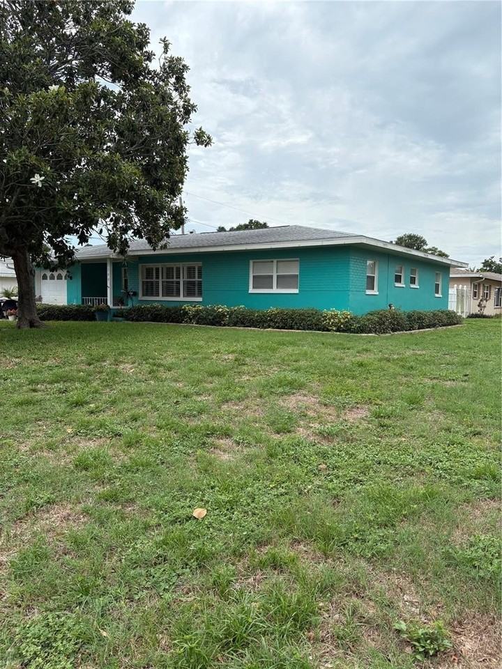 1790 Russell Dr N - Photo 2 of 18