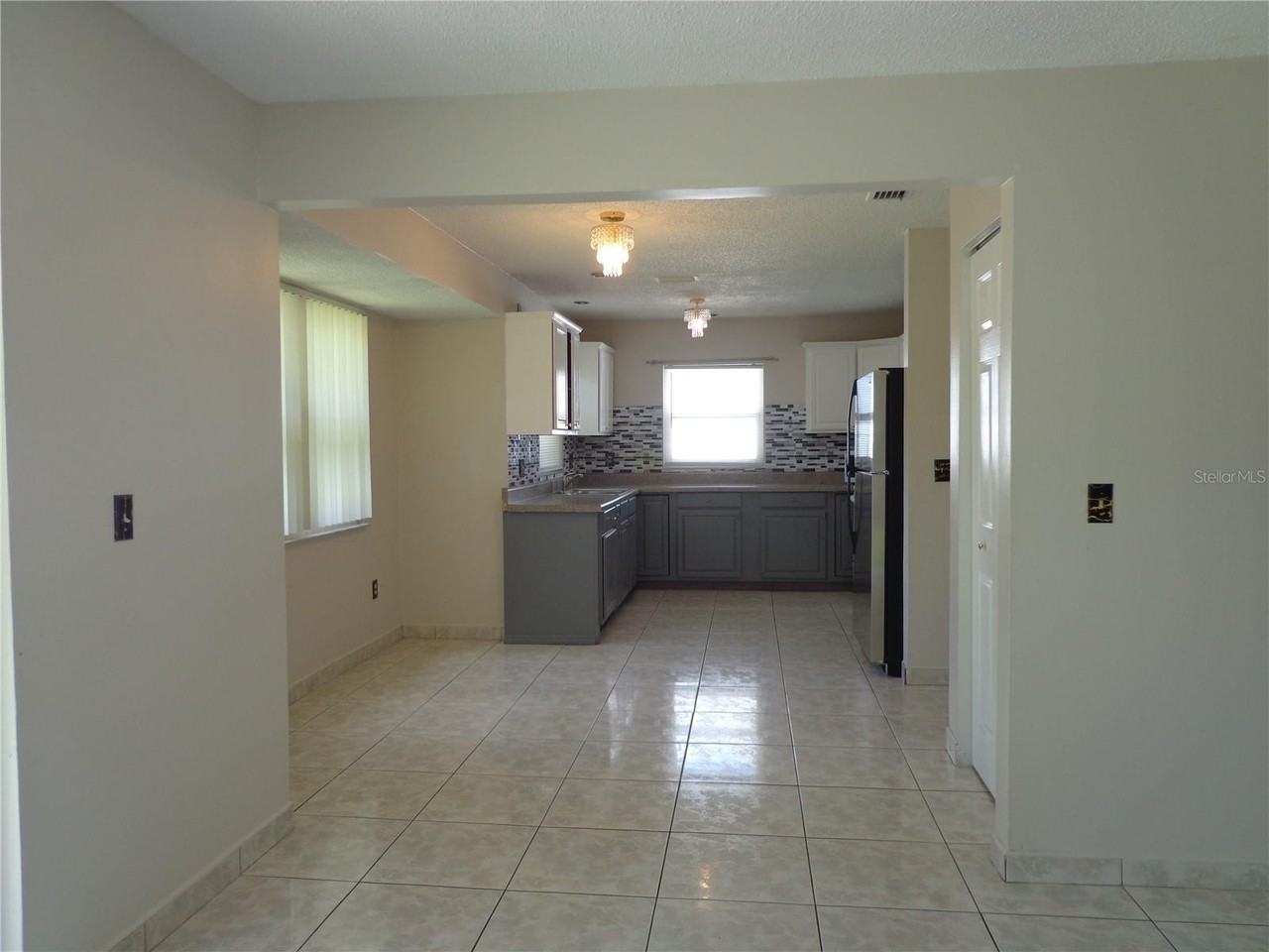 721 Regent Cir S - Photo 2 of 11