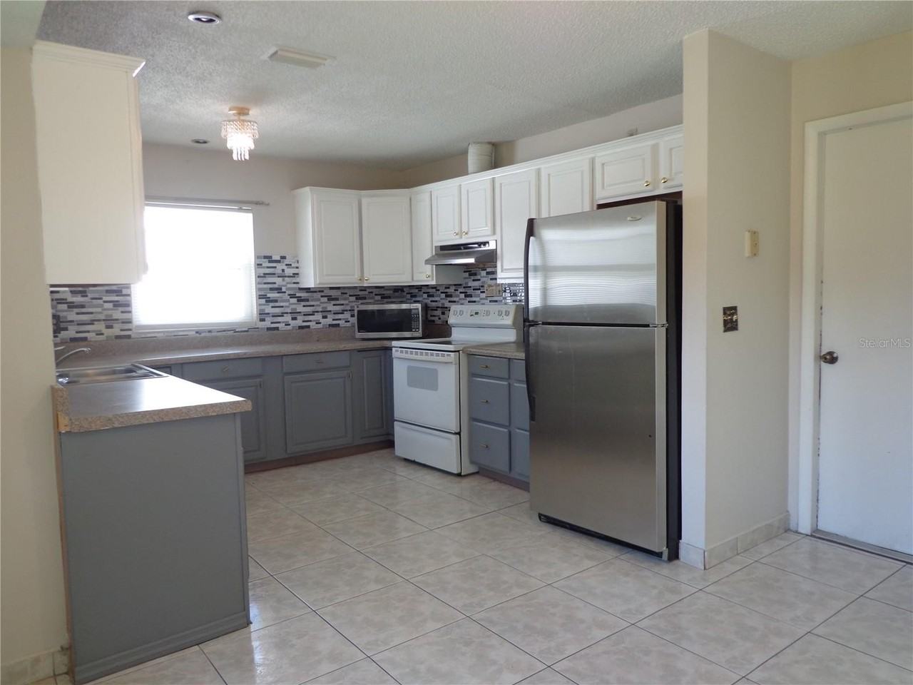 721 Regent Cir S - Photo 4 of 11