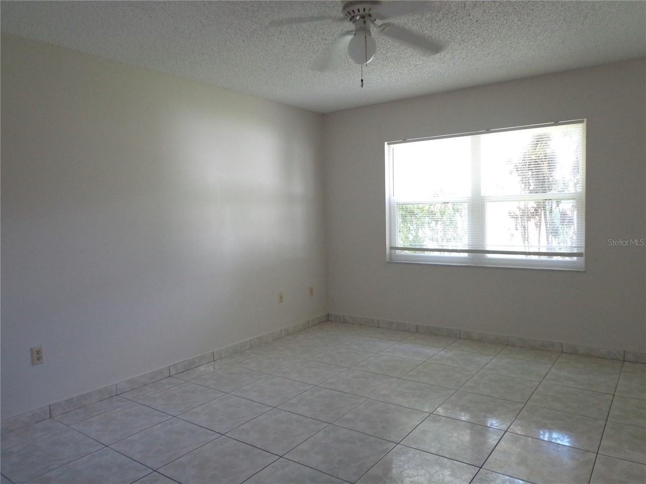 721 Regent Cir S - Photo 5 of 11
