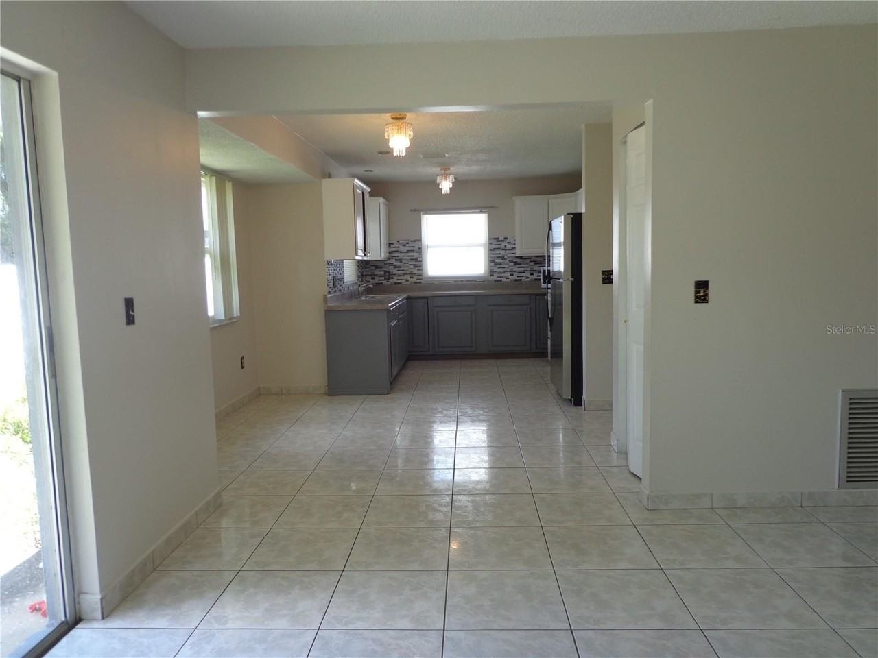 721 Regent Cir S - Photo 6 of 11