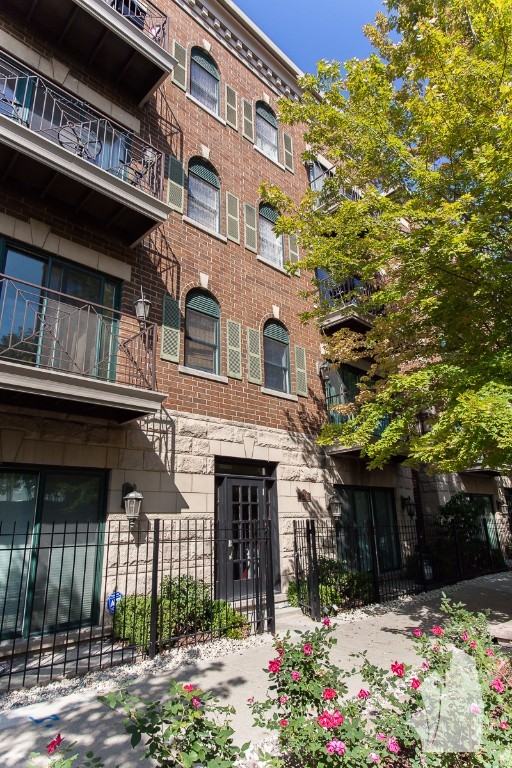 1148 W Roscoe St #2W
