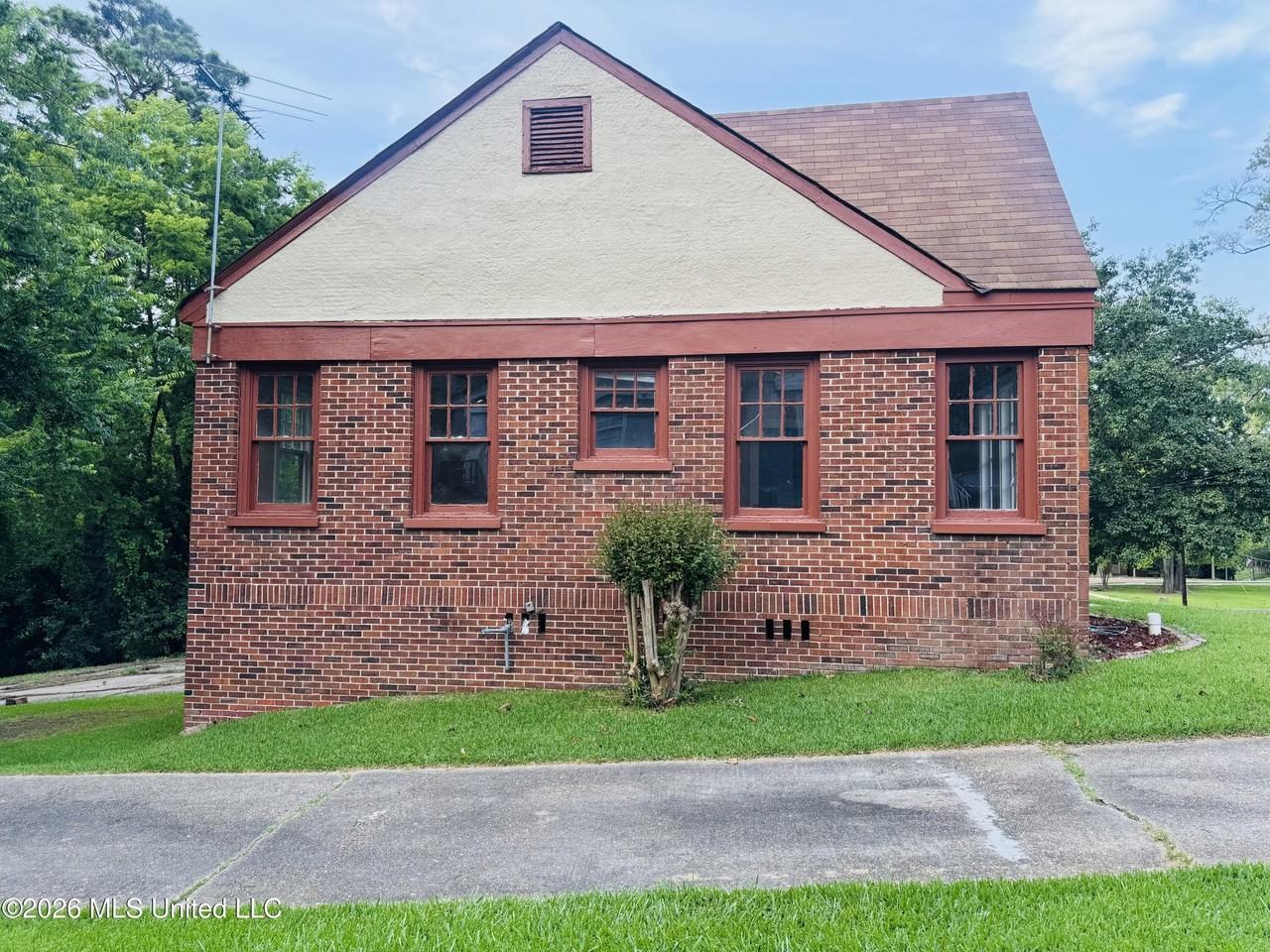 428 Decelle St - Photo 4 of 19