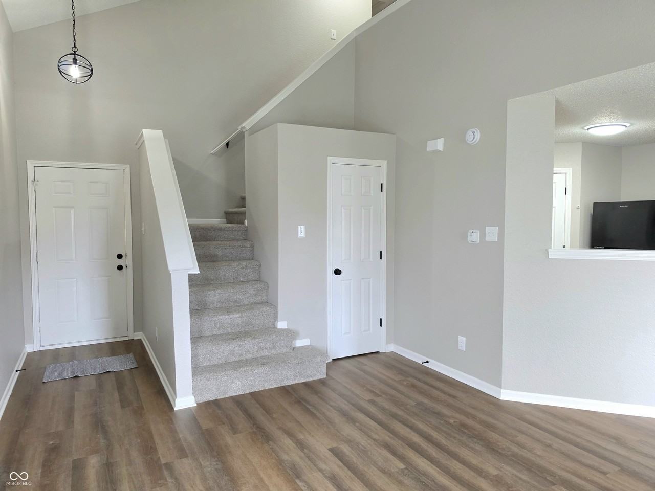 1225 Freemont Ln - Photo 2 of 20
