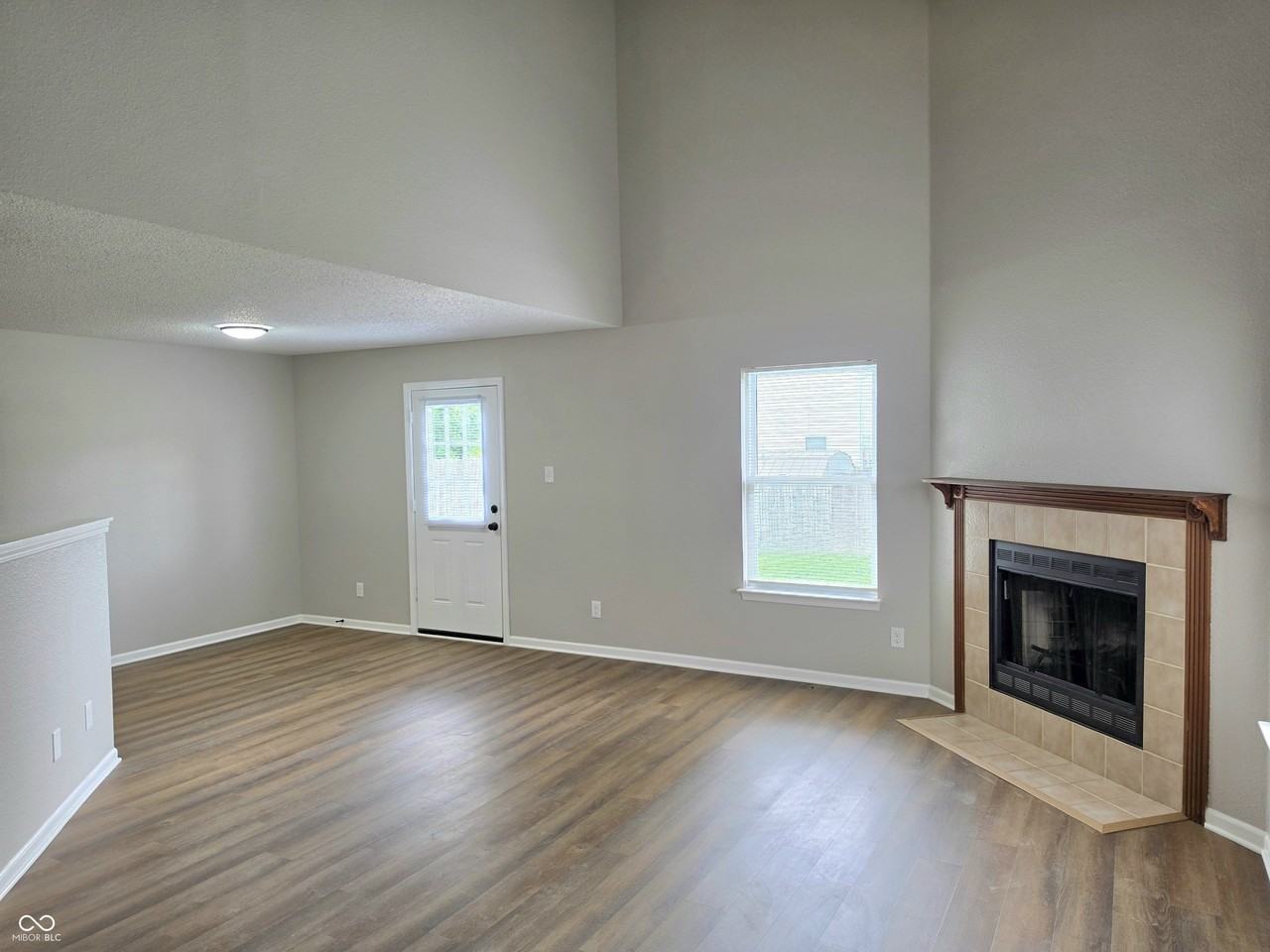 1225 Freemont Ln - Photo 3 of 20