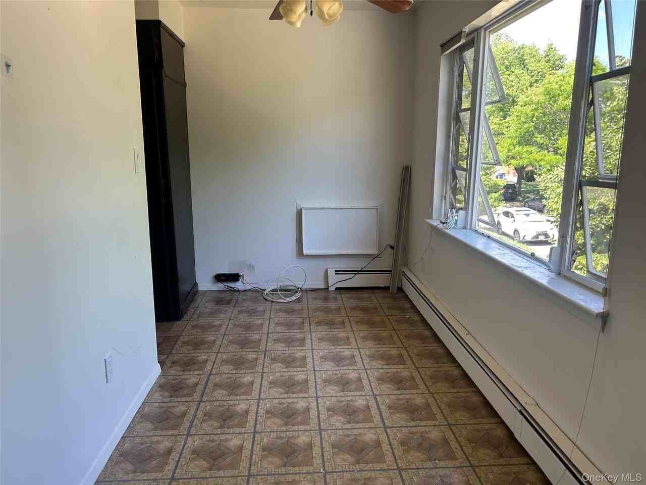 7724 252nd St #2ndFL - Photo 5 of 8