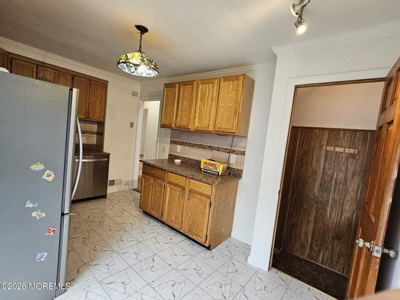 895 Madison Ave - Photo 5 of 24