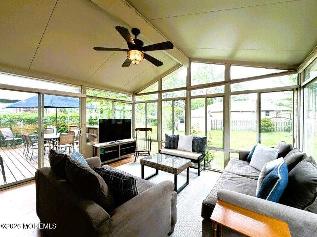102 Columbia Ave - Photo 4 of 22