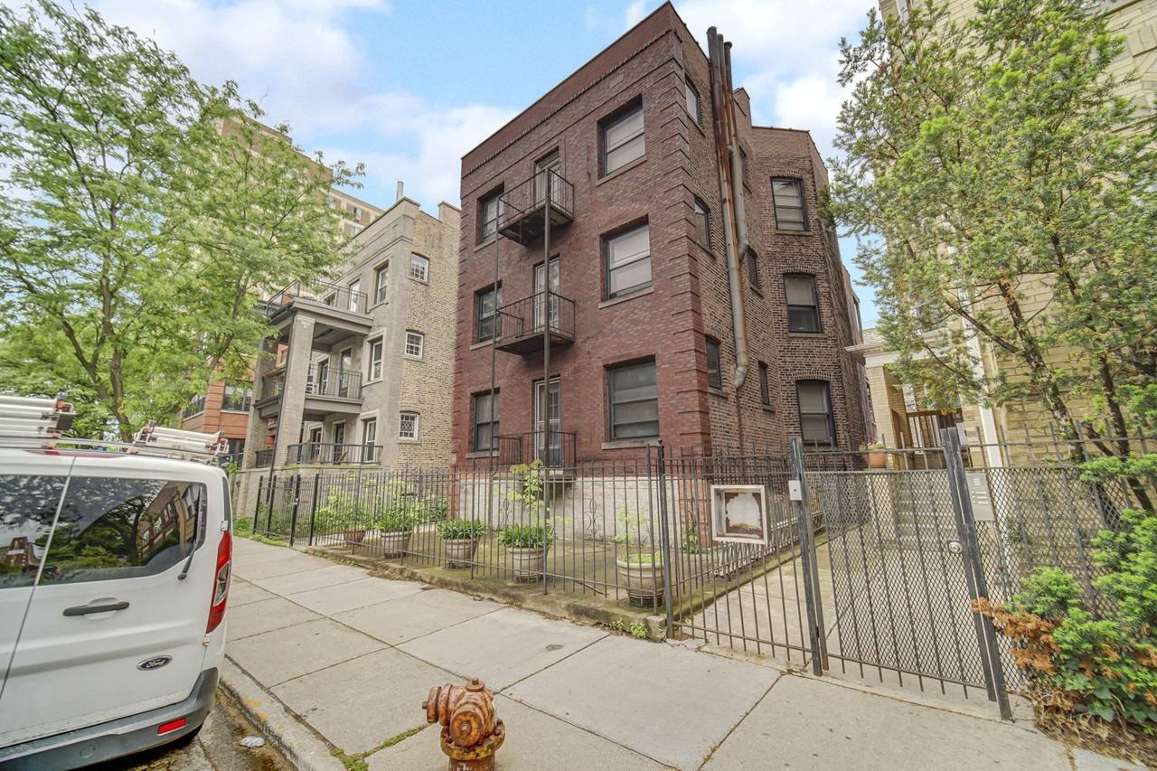 819 W Lawrence Ave #2 - Photo 3 of 23
