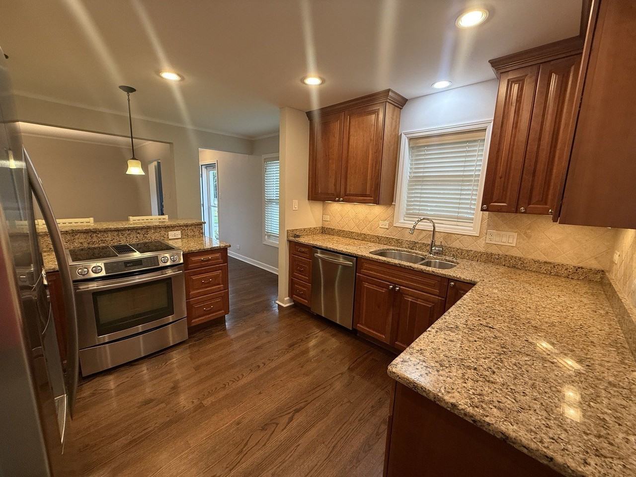 611 E Davis St - Photo 5 of 17