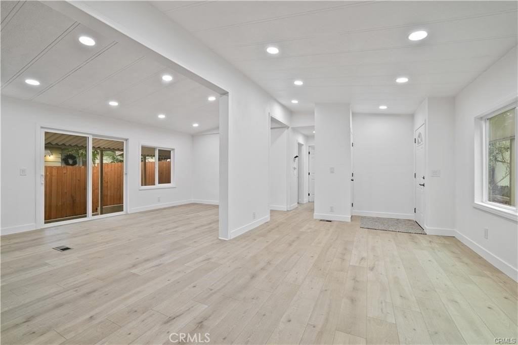 32549 Crescent Ave - Photo 4 of 10