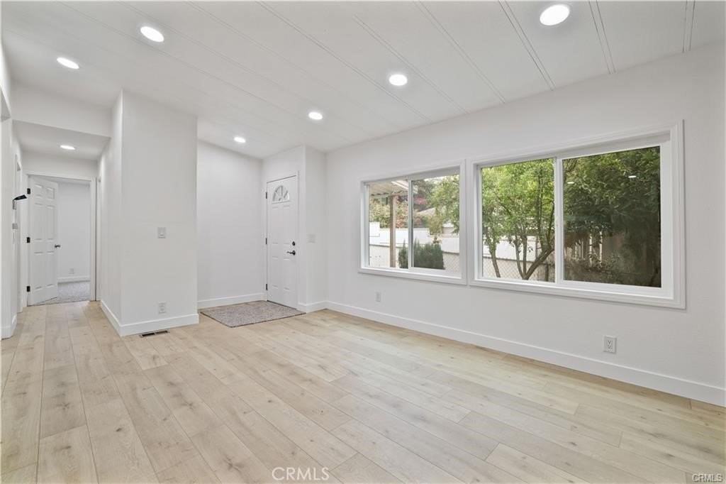32549 Crescent Ave - Photo 5 of 10