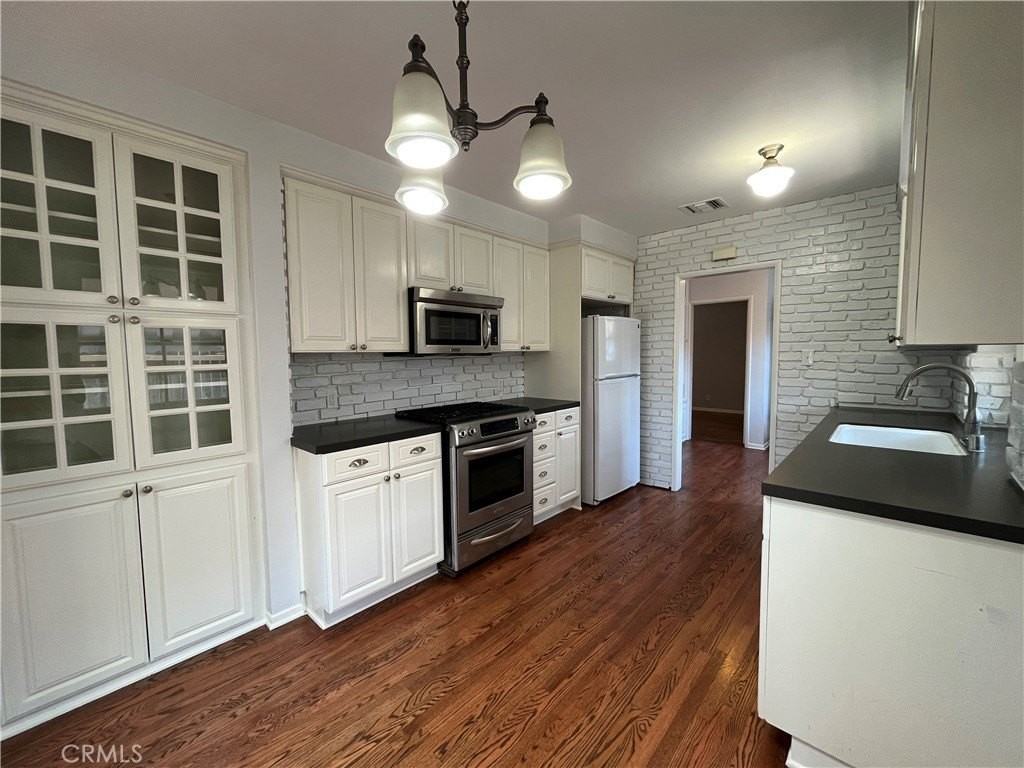 22607 Collins St - Photo 2 of 15