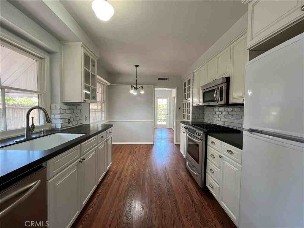 22607 Collins St - Photo 3 of 15