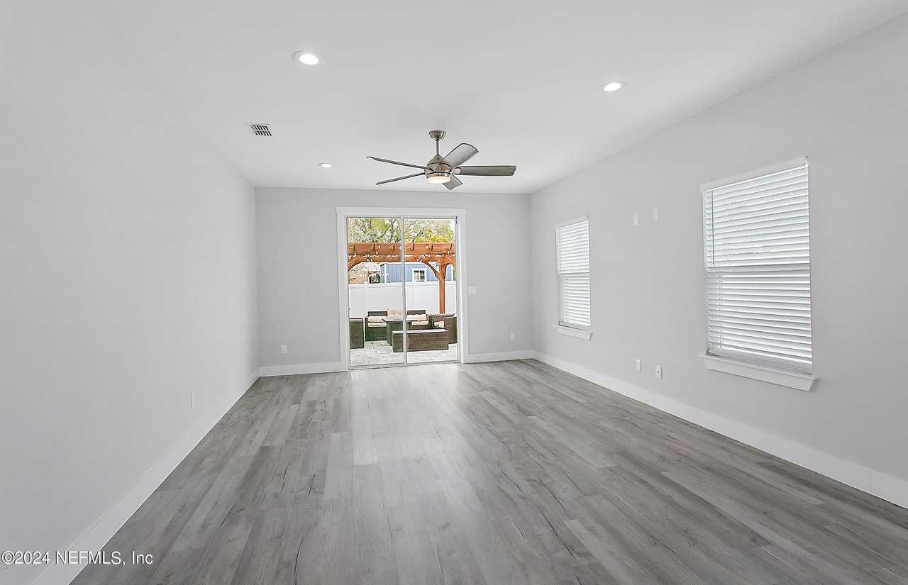 807 7th Ave S - Photo 4 of 24