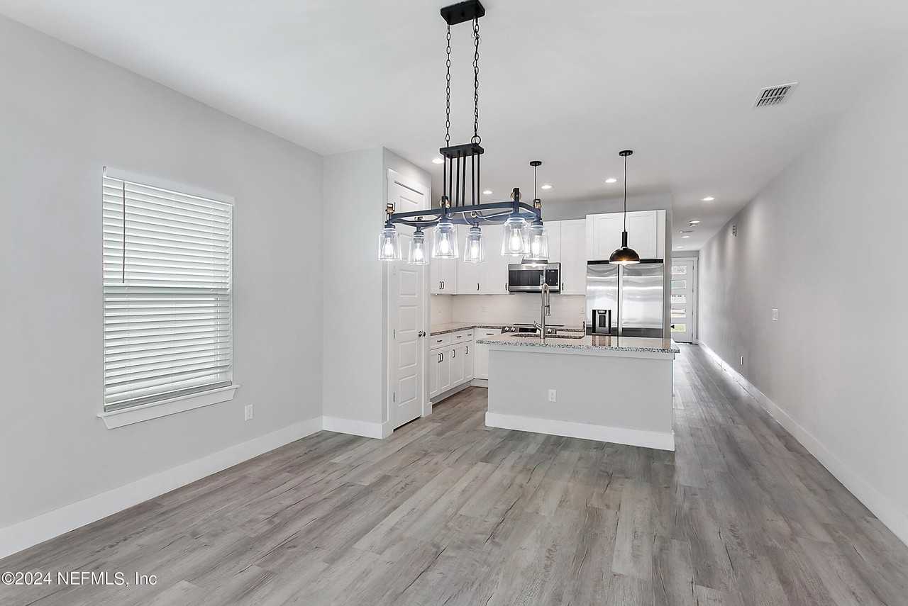 807 7th Ave S - Photo 5 of 24