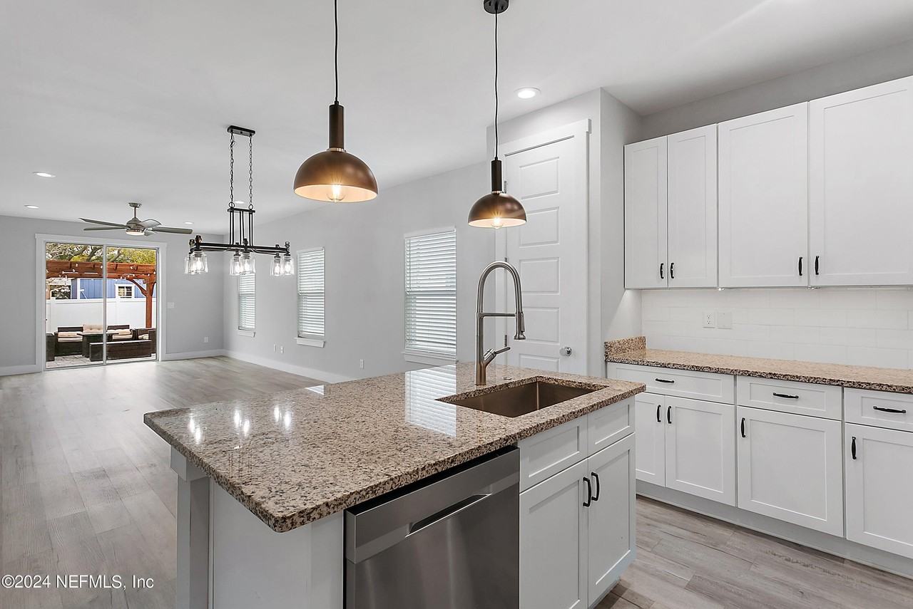 807 7th Ave S - Photo 6 of 24