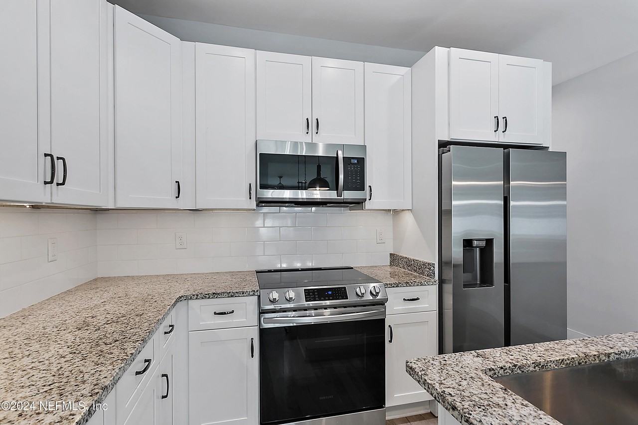 807 7th Ave S - Photo 7 of 24