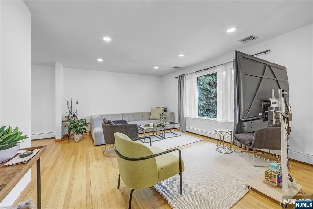 45 Lenox Ave - Photo 5 of 26